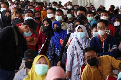 Ribuan warga mengantri untuk mendapatkan vaksin Covid-19 di Bandara Juanda Surabaya, di Sidoarjo Jawa Timur, Kamis (7/10/2021).