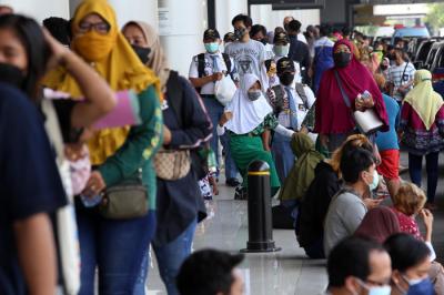 Ribuan warga mengantri untuk mendapatkan vaksin Covid-19 di Bandara Juanda Surabaya, di Sidoarjo Jawa Timur, Kamis (7/10/2021).
