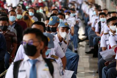 Ribuan warga mengantri untuk mendapatkan vaksin Covid-19 di Bandara Juanda Surabaya, di Sidoarjo Jawa Timur, Kamis (7/10/2021).