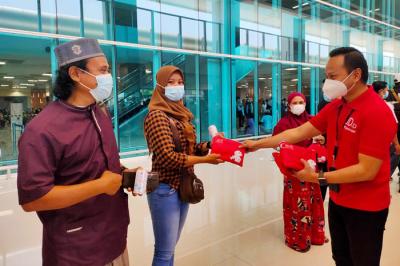 Ribuan warga mengantri untuk mendapatkan vaksin Covid-19 di Bandara Juanda Surabaya, di Sidoarjo Jawa Timur, Kamis (7/10/2021).