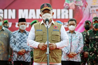 Kepala BNPB selaku Ketua Satuan Tugas Penanganan Covid-19 Letjen TNI Ganip Warsito melepas gerakan mobil masker di Kota Makassar, Jumat (8/10/2021).