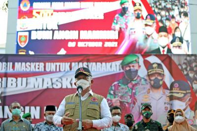 Kepala BNPB selaku Ketua Satuan Tugas Penanganan Covid-19 Letjen TNI Ganip Warsito melepas gerakan mobil masker di Kota Makassar, Jumat (8/10/2021).