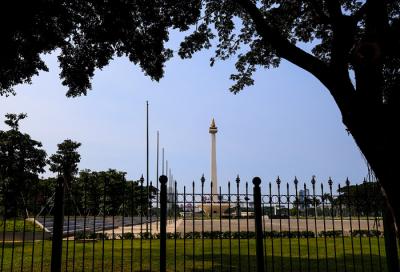Pengunjung dan sejumlah petugas pengamanan saat berada di kawasan Monas, Jakarta Pusat, Kamis (7/10/2021).
