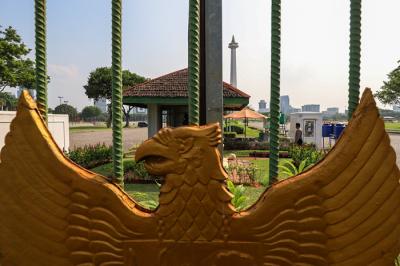 Pengunjung dan sejumlah petugas pengamanan saat berada di kawasan Monas, Jakarta Pusat, Kamis (7/10/2021).