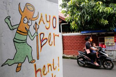 Warga beraktivitas di kampung bebas asap rokok RW 06 Kelurahan Kayu Manis, Matraman, Jakarta Timur, Jumat (8/10/2021).