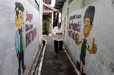 Warga beraktivitas di kampung bebas asap rokok RW 06 Kelurahan Kayu Manis, Matraman, Jakarta Timur, Jumat (8/10/2021).
