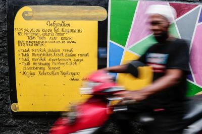 Warga beraktivitas di kampung bebas asap rokok RW 06 Kelurahan Kayu Manis, Matraman, Jakarta Timur, Jumat (8/10/2021).