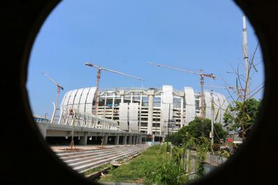 Pekerja sedang menyelesaikan pembangunan Jakarta Internasional Stadium di Jakarta Utara, Jumat (8/10/2021).