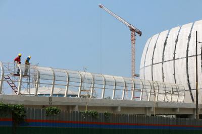 Pekerja sedang menyelesaikan pembangunan Jakarta Internasional Stadium di Jakarta Utara, Jumat (8/10/2021).