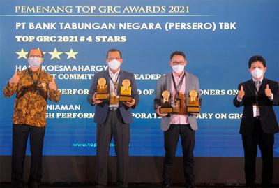 Direktur Utama PT Bank Tabungan Negara (Persero) Tbk Haru Koesmahargyo menerima penghargaan The Most Committed GRC Leader 2021 di Jakarta, Kamis (7/10/2021).