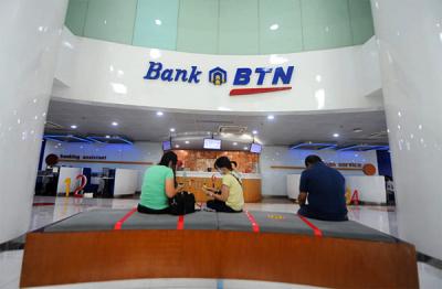 Nasabah PT Bank Tabungan Negara (Persero) Tbk sedang bertransaksi di salah satu kantor cabang di Jakarta, Kamis (7/10/2021).
