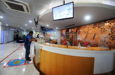 Nasabah PT Bank Tabungan Negara (Persero) Tbk sedang bertransaksi di salah satu kantor cabang di Jakarta, Kamis (7/10/2021).