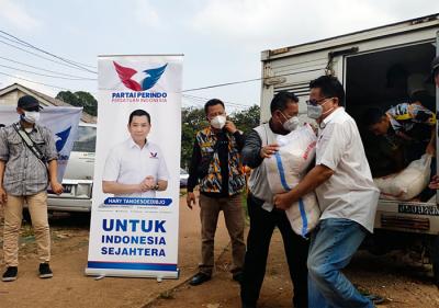 Ketua Bidang Sosial DPP Perindo Yerry Tawalujan memberikan paket sembako kepada Warga Bantar Gebang, Kamis (7/10/2021).