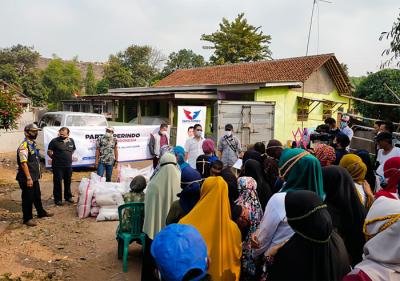 Ketua Bidang Sosial DPP Perindo Yerry Tawalujan memberikan paket sembako kepada Warga Bantar Gebang, Kamis (7/10/2021).