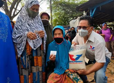 Ketua Bidang Sosial DPP Perindo Yerry Tawalujan memberikan paket sembako kepada Warga Bantar Gebang, Kamis (7/10/2021).