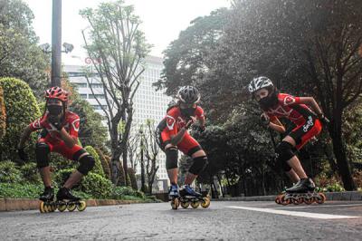 Anak-anak dari komunitas Funskate Inlineskate Club JKT tengah berlatih sepatu roda di kawasan Stadion Gelora Bung Karno, Jakarta Pusat, Jumat (8/10/2021).