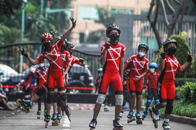 Anak-anak dari komunitas Funskate Inlineskate Club JKT tengah berlatih sepatu roda di kawasan Stadion Gelora Bung Karno, Jakarta Pusat, Jumat (8/10/2021).