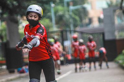 Anak-anak dari komunitas Funskate Inlineskate Club JKT tengah berlatih sepatu roda di kawasan Stadion Gelora Bung Karno, Jakarta Pusat, Jumat (8/10/2021).