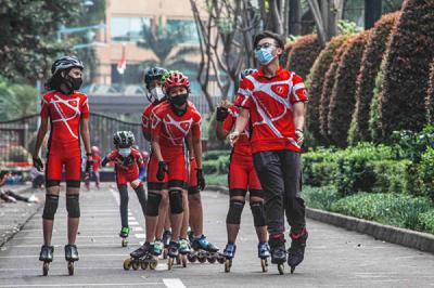 Anak-anak dari komunitas Funskate Inlineskate Club JKT tengah berlatih sepatu roda di kawasan Stadion Gelora Bung Karno, Jakarta Pusat, Jumat (8/10/2021).