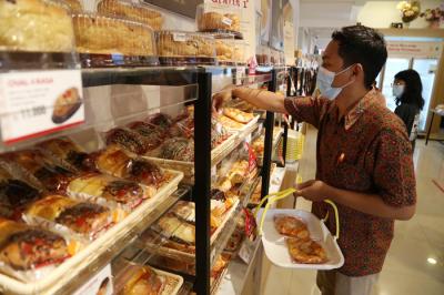Pegawai menyiapkan produk di outlet Dea Bakery Kapas Krampung Surabaya, Jawa Timur, Jumat (8/10/2021).