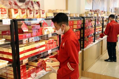 Pegawai menyiapkan produk di outlet Dea Bakery Kapas Krampung Surabaya, Jawa Timur, Jumat (8/10/2021).