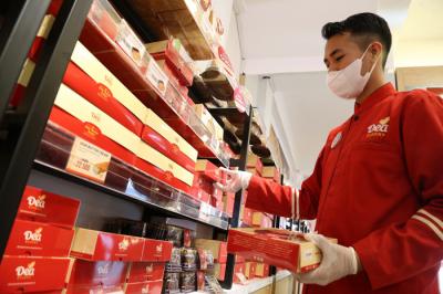 Pegawai menyiapkan produk di outlet Dea Bakery Kapas Krampung Surabaya, Jawa Timur, Jumat (8/10/2021).