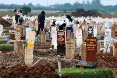 Warga melakukan ziarah kubur di pemakaman umum Covid 19, Rorotan, Cilincing, Jakarta Utara, Sabtu (9/10/2021).