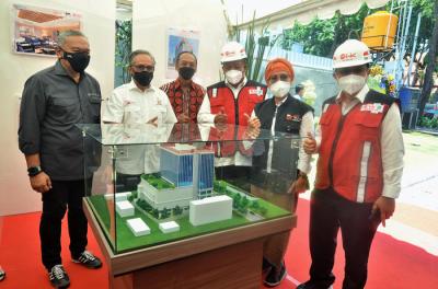 Peletakan batu pertama gedung baru Otoritas Jasa Keuangan (OJK) Kantor Regional 4 Provinsi Jawa Timur, di Surabaya, Sabtu (9/10/2021).