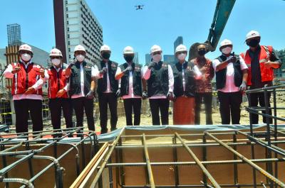 Peletakan batu pertama gedung baru Otoritas Jasa Keuangan (OJK) Kantor Regional 4 Provinsi Jawa Timur, di Surabaya, Sabtu (9/10/2021).