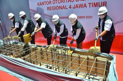 Peletakan batu pertama gedung baru Otoritas Jasa Keuangan (OJK) Kantor Regional 4 Provinsi Jawa Timur, di Surabaya, Sabtu (9/10/2021).