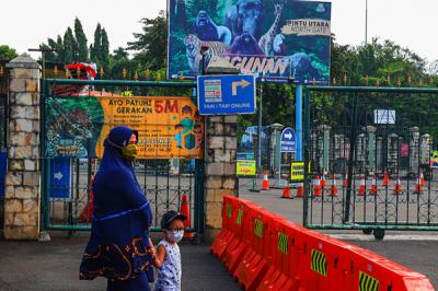Suasana didepan gerbang pintu masuk Taman Margasatwa Ragunan yang masih tutup untuk para pengunjung di Jakarta Selatan, Minggu (10/10/2021).