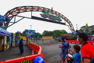 Suasana didepan gerbang pintu masuk Taman Margasatwa Ragunan yang masih tutup untuk para pengunjung di Jakarta Selatan, Minggu (10/10/2021).