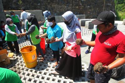 Sejumlah warga dari berbagai komunitas membuat taman ecobrick di samping Kantor DLH Kota Semarang, Jalan Tapak, Tugurejo, Jawa Tengah, Sabtu (9/10/2021).