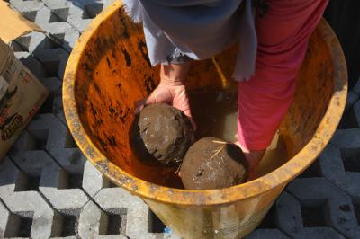 Sejumlah warga dari berbagai komunitas membuat taman ecobrick di samping Kantor DLH Kota Semarang, Jalan Tapak, Tugurejo, Jawa Tengah, Sabtu (9/10/2021).