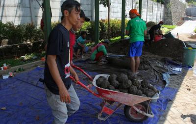 Sejumlah warga dari berbagai komunitas membuat taman ecobrick di samping Kantor DLH Kota Semarang, Jalan Tapak, Tugurejo, Jawa Tengah, Sabtu (9/10/2021).