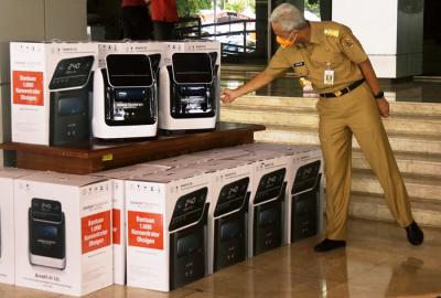 Gubernur Jateng Ganjar Pranowo menerima donasi 250 unit konsentrator oksigen di Kantor Gubernur Jawa Tengah, Semarang, Senin (11/10/2021).