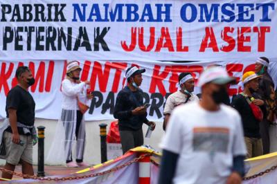 Ratusan peternak melakukan demonstrasi dengan membawa telur ayam di Depan Gedung DPR, Jakarta Pusat, Senin (11/10/2021).