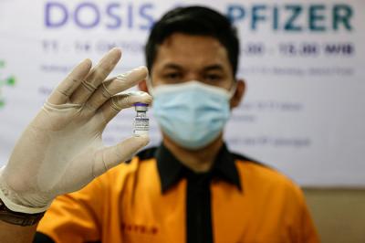 Vaksinator menyuntikkan vaksin Covid-19 jenis Pfizer kepada warga di Sentra Vaksinasi Dosis 2 MNC Peduli, MNC Center, Jakarta Pusat, Senin (11/10/2021).