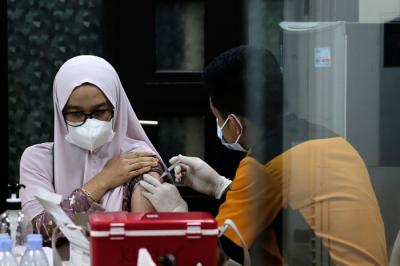 Vaksinator menyuntikkan vaksin Covid-19 jenis Pfizer kepada warga di Sentra Vaksinasi Dosis 2 MNC Peduli, MNC Center, Jakarta Pusat, Senin (11/10/2021).