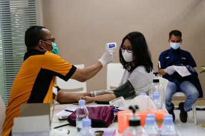 Vaksinator menyuntikkan vaksin Covid-19 jenis Pfizer kepada warga di Sentra Vaksinasi Dosis 2 MNC Peduli, MNC Center, Jakarta Pusat, Senin (11/10/2021).