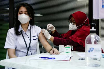 Vaksinator menyuntikkan vaksin Covid-19 jenis Pfizer kepada warga di Sentra Vaksinasi Dosis 2 MNC Peduli, MNC Center, Jakarta Pusat, Senin (11/10/2021).