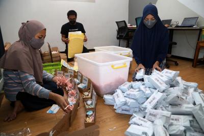 Pekerja mengemas produk Industri Kecil Menengah (IKM) berupa Deodorant dan Parfume di kantor agi CV Avero Indonesia di Surabaya, Jawa Timur, Senin (11/10/2021).