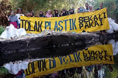Sejumlah pemuda dari beberapa komunitas lingkungan memamerkan celana dalam hingga bra ketika membersihkan pohon plastik di Kali Bulusari, Minggu (10/10/2021).