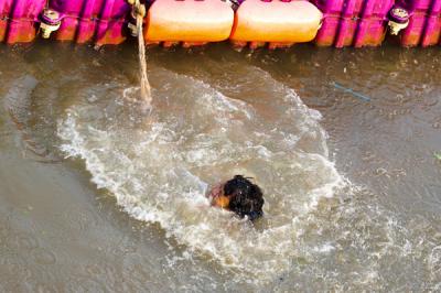 Anak-anak saat bermain menggunakan perahu gabus di Kali Ciliwung, Jakarta Pusat, Selasa (12/10/2021).