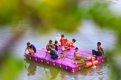 Anak-anak saat bermain menggunakan perahu gabus di Kali Ciliwung, Jakarta Pusat, Selasa (12/10/2021).