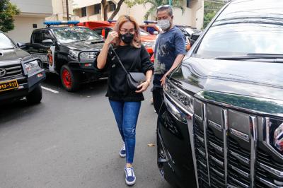 Abdul Rozak dan Umi Kalsum saat akan menjalani pemeriksaan di Polda Metro Jaya, Jakarta Selatan, Selasa (12/10/2021).