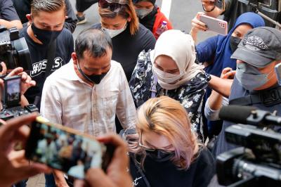 Abdul Rozak dan Umi Kalsum saat akan menjalani pemeriksaan di Polda Metro Jaya, Jakarta Selatan, Selasa (12/10/2021).