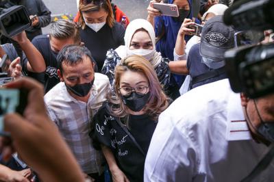 Abdul Rozak dan Umi Kalsum saat akan menjalani pemeriksaan di Polda Metro Jaya, Jakarta Selatan, Selasa (12/10/2021).