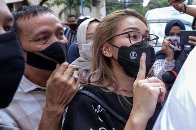 Abdul Rozak dan Umi Kalsum saat akan menjalani pemeriksaan di Polda Metro Jaya, Jakarta Selatan, Selasa (12/10/2021).