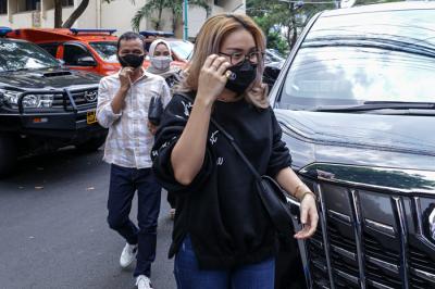 Abdul Rozak dan Umi Kalsum saat akan menjalani pemeriksaan di Polda Metro Jaya, Jakarta Selatan, Selasa (12/10/2021).